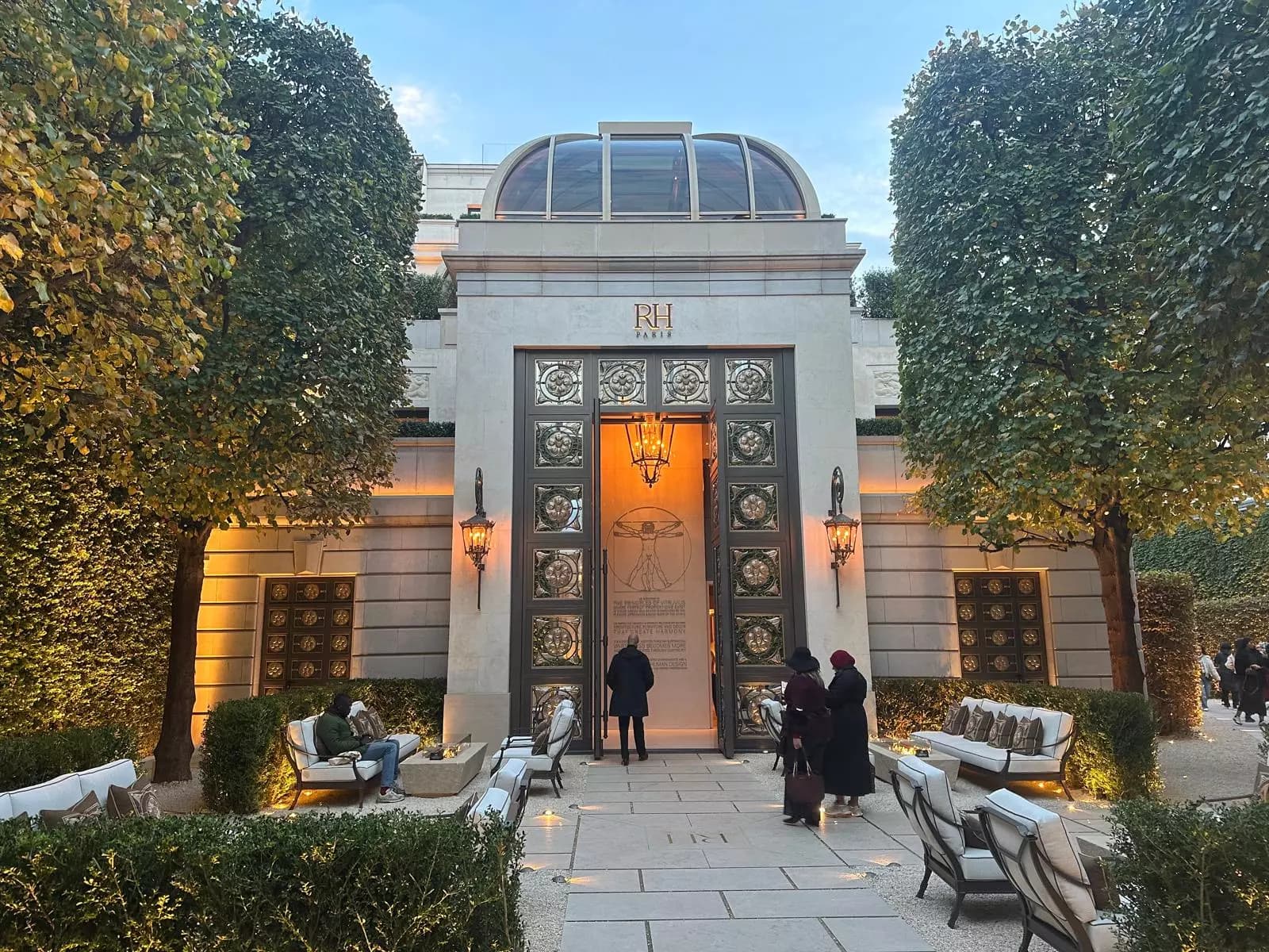 🏛️ Hôtel particulier du 23 avenue des Champs-Élysées dédié à l’architecture, l’art et le design – nous l’avons visité pour vous ! 🌿