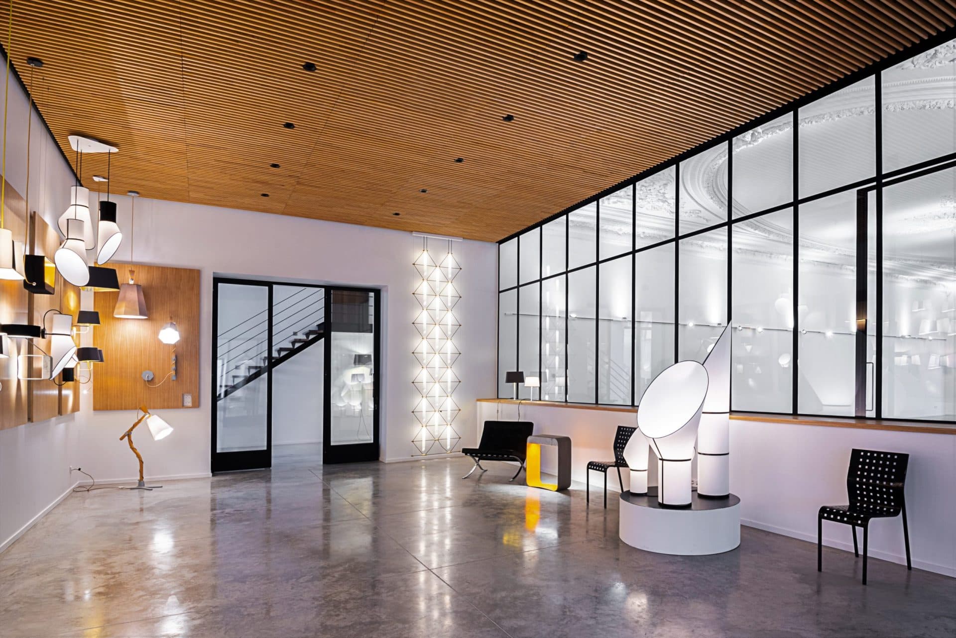 Plafond bois acoustique ARDEMO gamme ECOGRID avec une réalisation d'exception pour Designheure à SèteMarches et passerelles